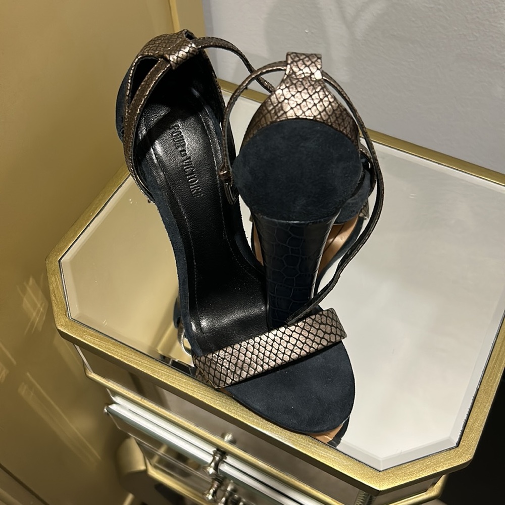Pour La Victoire Blue Suede& Gunmetal Pumps! - Picture 2 of 9